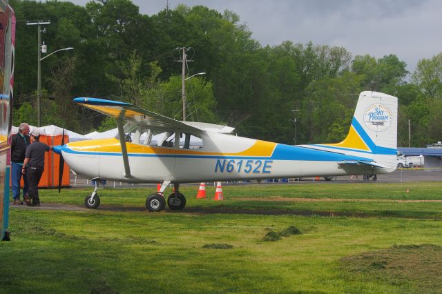 Cessna Skyhawk (N6152E)