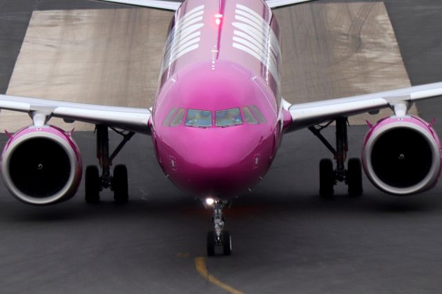 Airbus A321 (TF-DTR) - WOW Air 125' waiting for it's gate