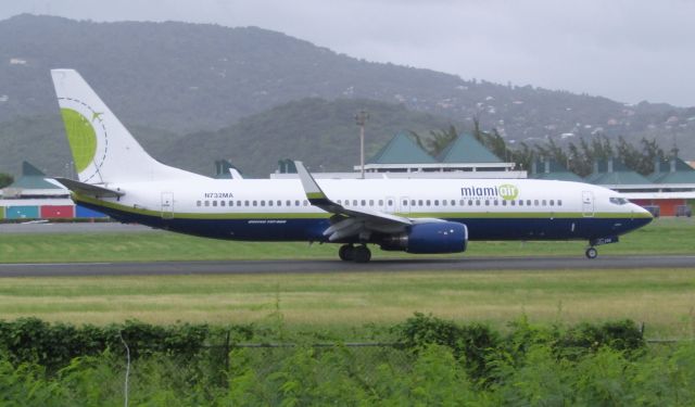 Boeing 737-800 (N732MA)