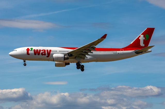 Airbus A330-200 (HL8212)