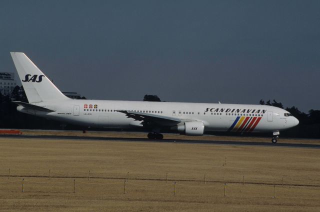 BOEING 767-300 (LN-RCE) - Departure at Narita Intl Airport Rwy16R on 1998/02/05