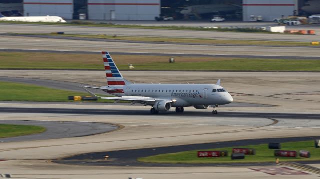 Embraer 175 (N450YX)