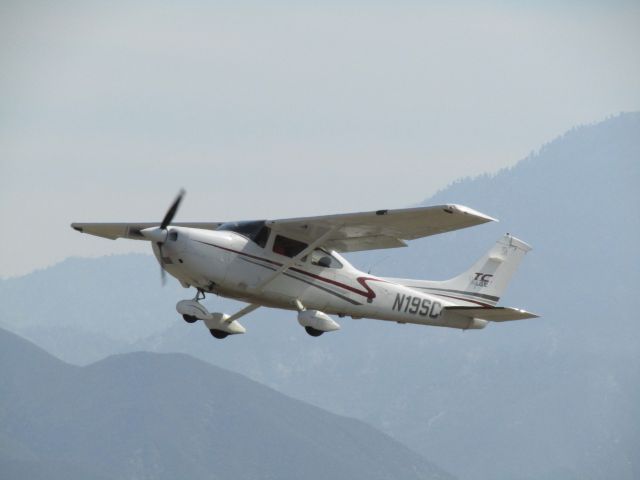 Cessna Skylane (N19SC) - Taking off RWY 26L