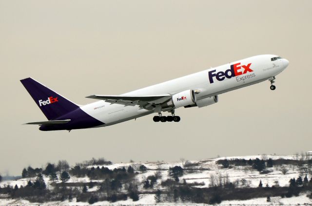 BOEING 767-300 (N123FE) - FDX 647 departing to Memphis