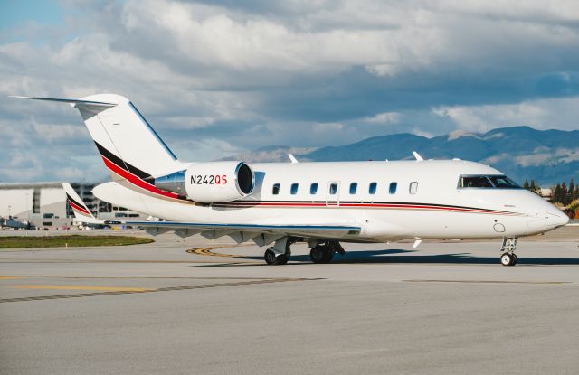 Canadair Challenger (N242QS)