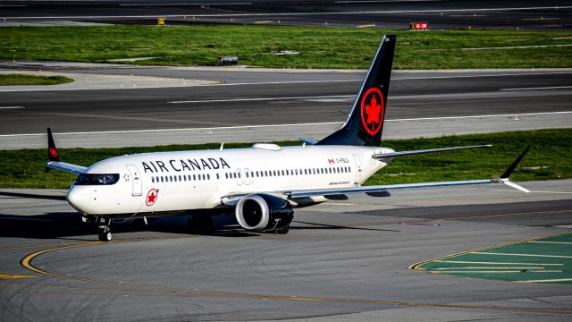 Boeing 737 MAX 8 (C-FSLU) - Sleek and crisp Air Canada B38M taxiing to the G gates at KSFO after a flight from Vancouver.