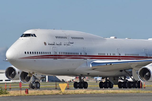 Boeing 747-400 (A6-HRM)