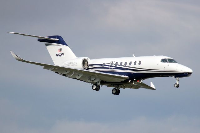 Cessna Citation Longitude (N16YF) - On short finals for rwy 7 on 18-Oct-22 arriving from KDHN.