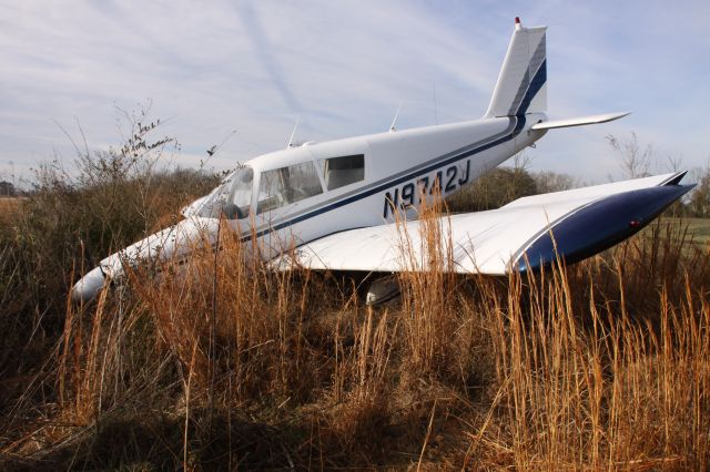 Piper Cherokee (N9742J) - http://flightaware.com/live/flight/N9742J/history/20110126/1928Z/KCRS/KMVC