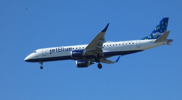 Embraer ERJ-190 (N351JB) - On final is this 2012 jetBlue Airlines Embraer ERJ-190AR in the Spring of 2021.