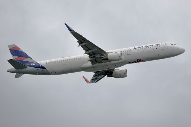 Airbus A321 (PT-SPJ)