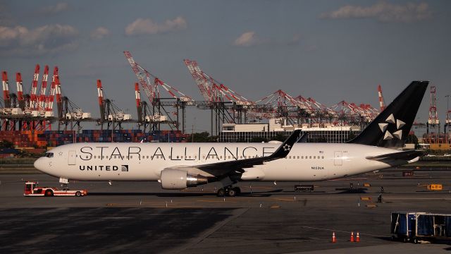 BOEING 767-300 (N653UA)