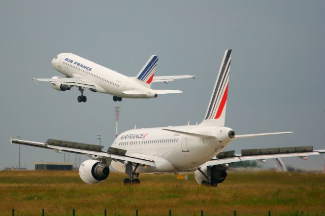 Airbus A318 (F-GUGD) - Airbus A318-111, Landing Rwy 26L, Roissy Charles De Gaulle Airport (LFPG-CDG)