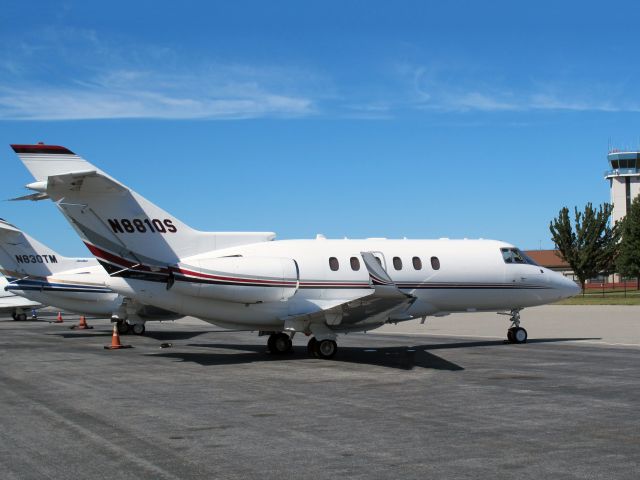 Hawker 800 (N881QS) - Stand up cabin.