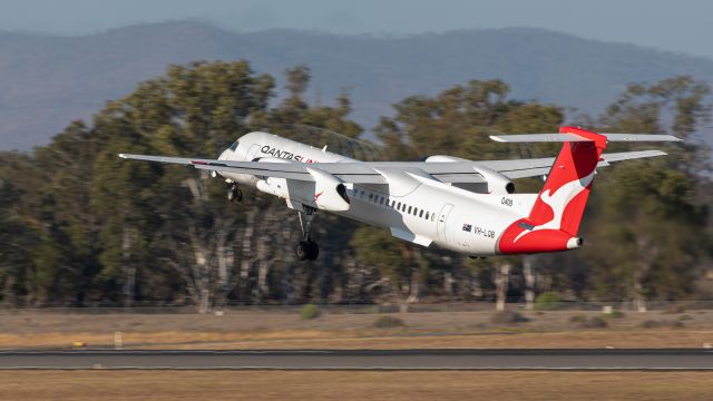 de Havilland Dash 8-400 (VH-LQB)