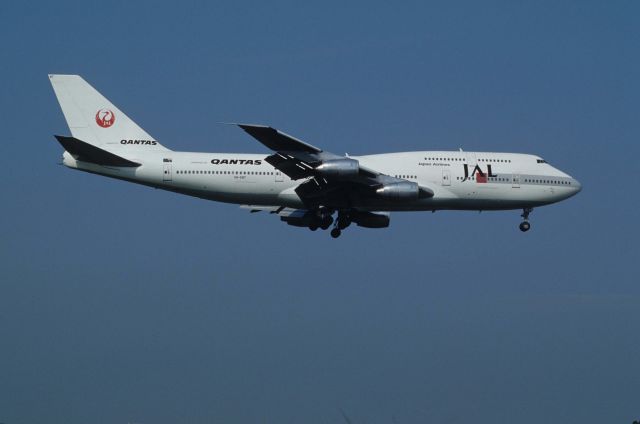 BOEING 747-300 (VH-EBT) - Final Approach to Narita Intl Airport Rwy16 on 1992/08/20