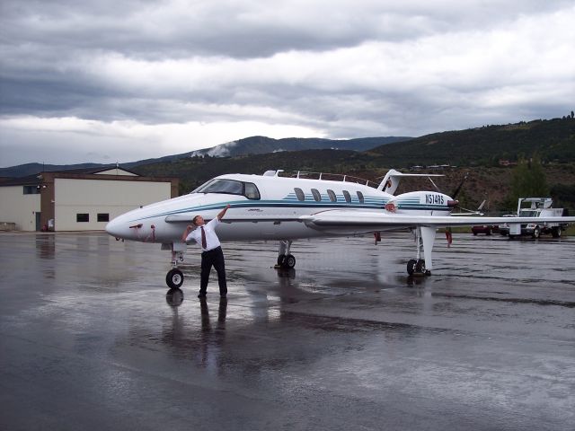 Raytheon Starship (N514RS) - B.Barker on the ramp in ASE