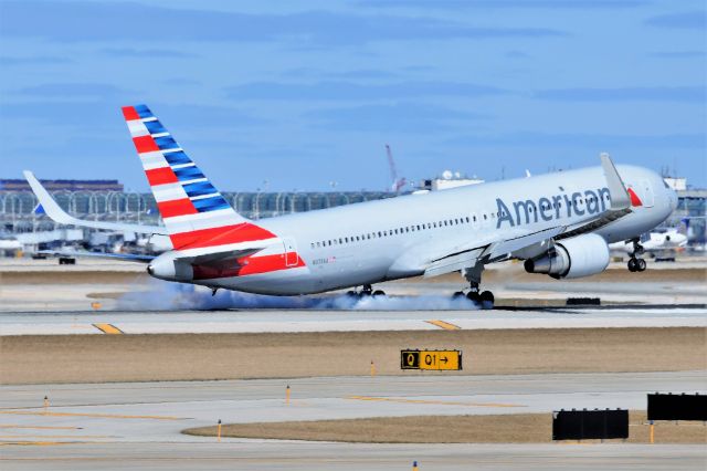 BOEING 767-300 (N379AA)