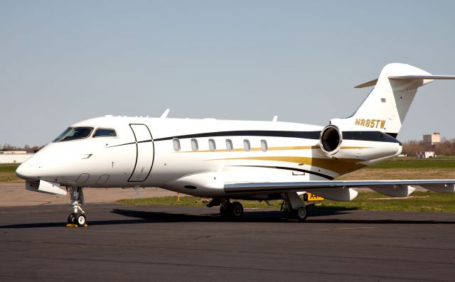 Bombardier Challenger 300 (N885TW)