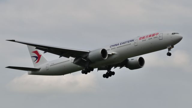 BOEING 777-300ER (B-7883)