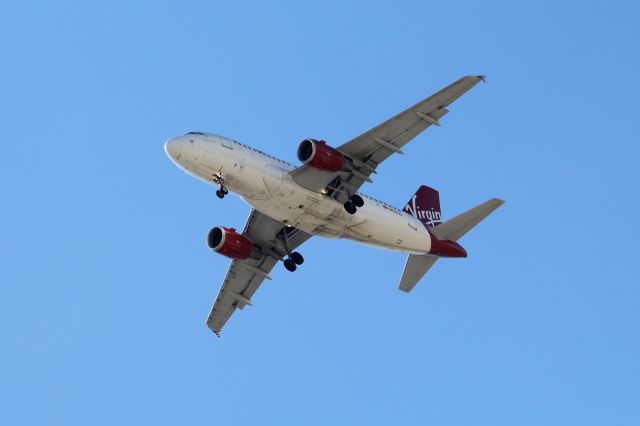 Airbus A319 (N525VA) - Virgin America (VX) N525VA A319-112 [cn3324]br /Dallas Love Field (DAL). Still flying in Virgin America livery 23 months after the acquisition by Alaska Airlines this Alaska Airlines flight AS1712 on final approach to Dallas from San Francisco (SFO).  br /Taken from SpeedyZone amusement park beside I35E br /2018 03 10  a rel=nofollow href=http://alphayankee.smugmug.com/organize/Airlines-and-Airliners-Portfolio/Airlines/AmericasAirlines/Virgin-America-VXhttps://alphayankee.smugmug.com/organize/Airlines-and-Airliners-Portfolio/Airlines/AmericasAirlines/Virgin-America-VX/a