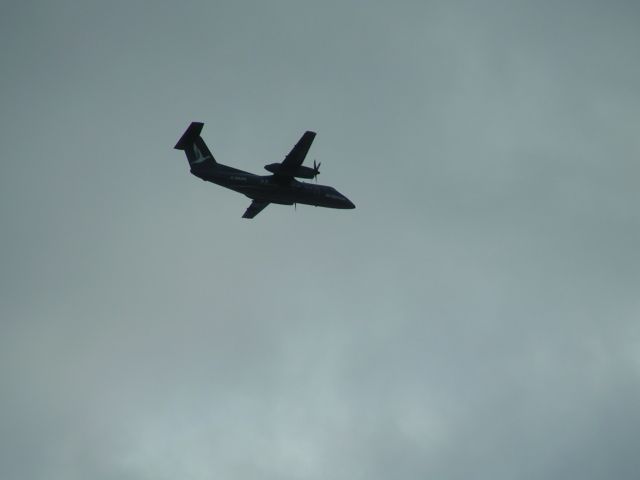 de Havilland Dash 8-100 (C-GAAN) - Passing 1000FT above.