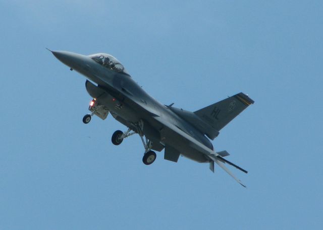 Lockheed F-16 Fighting Falcon (88-0533) - Landing at Barksdale Air Force Base, Louisiana.