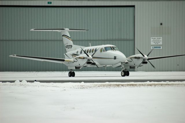 Beechcraft Super King Air 300 (C-FDTP) - 1986 Beechcraft Super King Air 300 (FA-94). Shortly after taking this photo on January 15, 2020, this aircraft departed for Region of Waterloo International Airport (CYKF/YKF). 