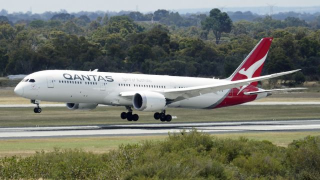 Boeing 787-9 Dreamliner (VH-ZNA) - Boeing 787-9 Qantas VH-ZNA arrival runway 24 YPPH 61118