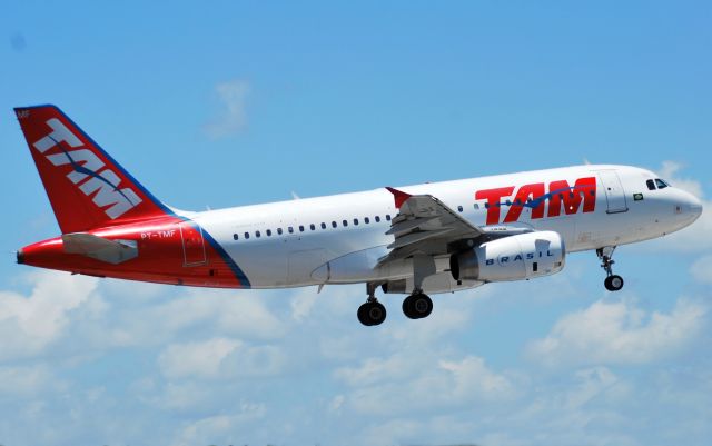 Airbus A319 (PT-TMF)