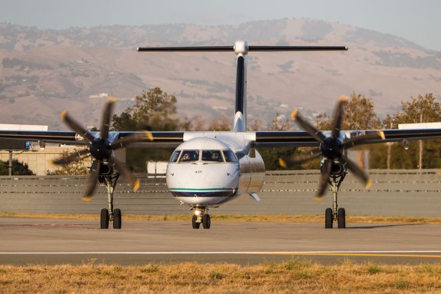 de Havilland Dash 8-400 (N421QX)