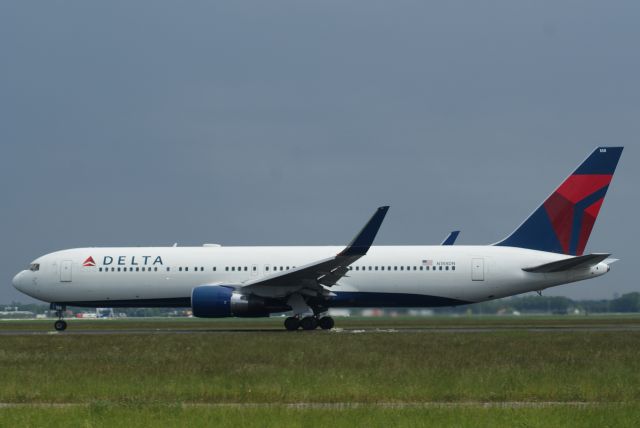 BOEING 767-300 (N188DN) - Delta Airlines B767-332ER cn27583 Take Off RWY36L 22-5-2018