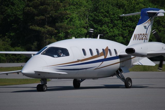 Piaggio P.180 Avanti (N102SL) - Taxiing in to Signature - 4/24/09