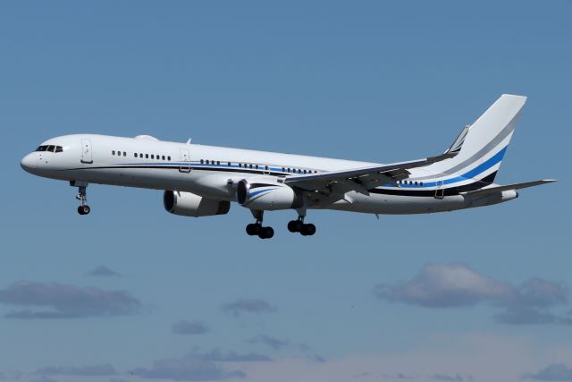 Boeing 757-200 (N801DM) - '1 Delta Mike' on final approach to 22L
