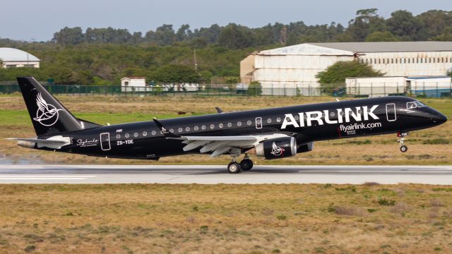 EMBRAER 195 (ZS-YDE) - Airlink's new E195 with a special Skybucks livery.