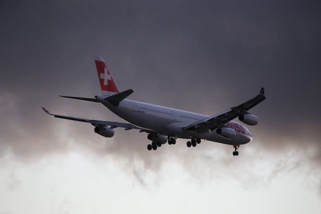 Airbus A340-300 (HB-JMJ)