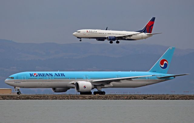 BOEING 777-300ER (HL8011)