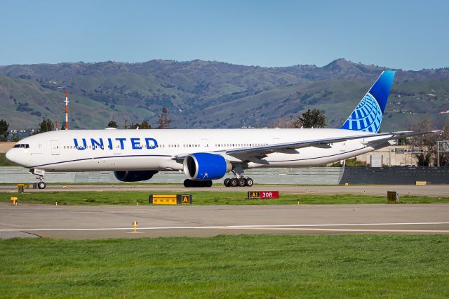 BOEING 777-300ER (N2749U)