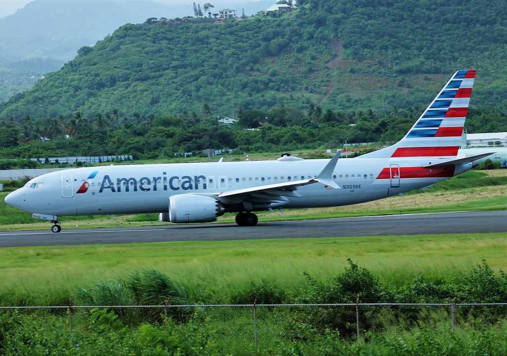 Boeing 737 MAX 8 (N303RE)
