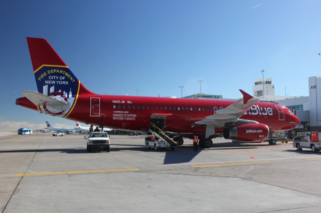 Airbus A320 (N615JB)