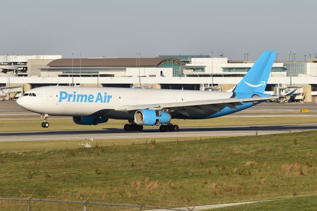 Airbus A330-300 (N5827K) - 18-L 12-08-24