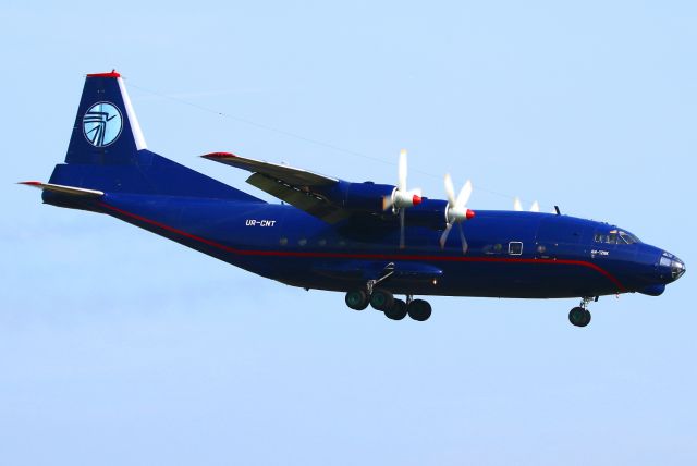 Antonov An-12 (UR-CNT)