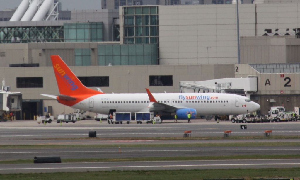 Boeing 737-800 (C-FTJH)