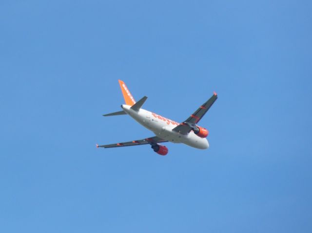 Airbus A319 (G-EZFH)