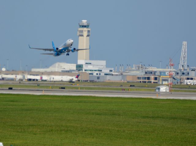 Boeing 737-800 (N881XA) - Hillary departs Cleveland. 09-05-16. 