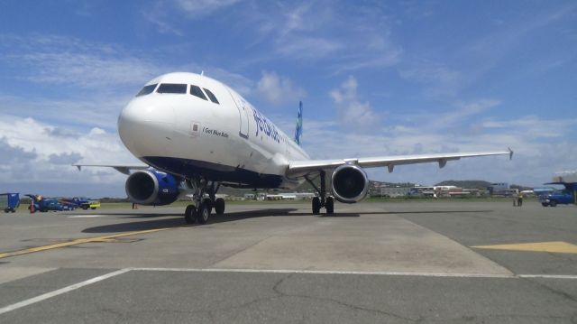 Airbus A320 (N585JB)