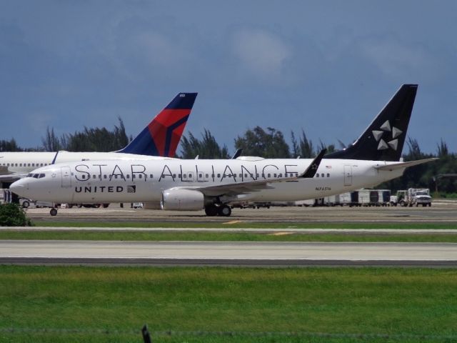 Boeing 737-800 (N76516)