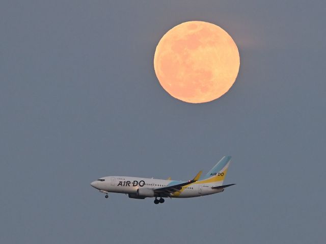 Boeing 737-700 — - February 24, 2024br /ADO B737-700 (?) approaching RWY34L with a full moon behind it.