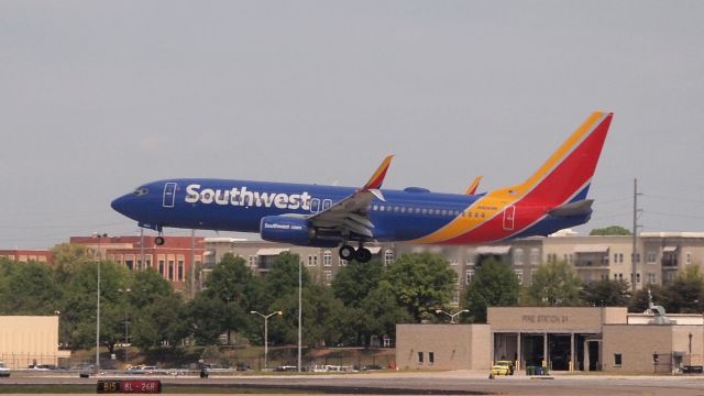 Boeing 737-800 (N8669B)