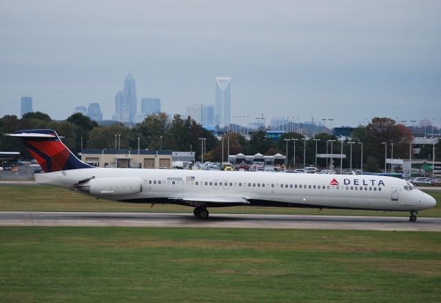 McDonnell Douglas MD-88 (N915DE) - Rolling 18C - 10/3/10